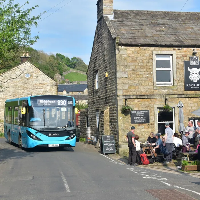 El autobús 830 de Northern DalesBus en Gunnerside, de camino a Ribblehead.