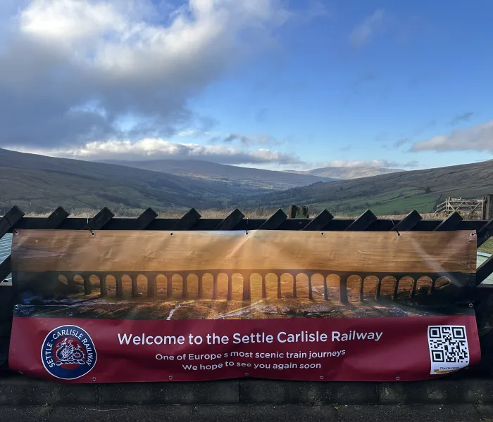 Banner mit der Aufschrift „Willkommen bei der Eisenbahn der „Settle Carlisle““